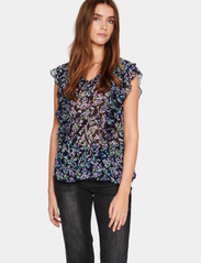 Saint Tropez - TikaSZ Blouse - short-sleeved blouses - night s.backyard floral - 2