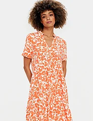 Saint Tropez - EdaSZ SS Maxi Dress - marškinių tipo suknelės - tigerlily porcelain blooms - 2