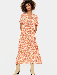 Saint Tropez - EdaSZ SS Maxi Dress - marškinių tipo suknelės - tigerlily porcelain blooms - 3