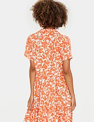 Saint Tropez - EdaSZ SS Maxi Dress - marškinių tipo suknelės - tigerlily porcelain blooms - 4