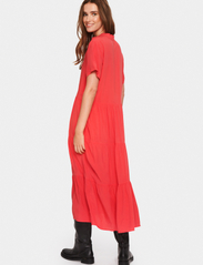 Saint Tropez - EdaSZ SS Maxi Dress - skjortklänningar - hibiscus - 4
