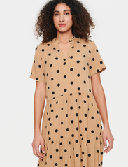 Saint Tropez - EdaSZ SS Maxi Dress - skjortekjoler - tannin big dots - 2