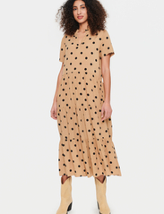 Saint Tropez - EdaSZ SS Maxi Dress - shirt dresses - tannin big dots - 3