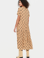 Saint Tropez - EdaSZ SS Maxi Dress - skjortklänningar - tannin big dots - 4