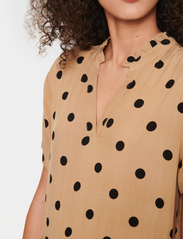 Saint Tropez - EdaSZ SS Maxi Dress - skjortekjoler - tannin big dots - 5