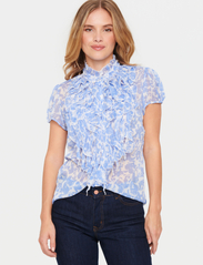 Saint Tropez - LiljaSZ Crinkle SS Shirt - kurzämlige blusen - ultramarine porcelain blooms - 2