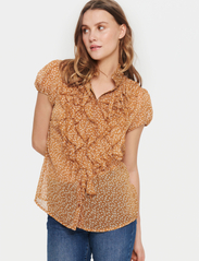 Saint Tropez - LiljaSZ Crinkle SS Shirt - short-sleeved blouses - rubber clover florals - 2