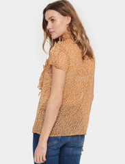Saint Tropez - LiljaSZ Crinkle SS Shirt - short-sleeved blouses - rubber clover florals - 4