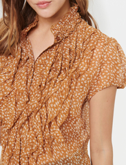 Saint Tropez - LiljaSZ Crinkle SS Shirt - short-sleeved blouses - rubber clover florals - 5