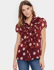 Saint Tropez - LiljaSZ Crinkle SS Shirt - short-sleeved blouses - windsor wine big dot - 2