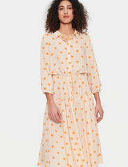 Saint Tropez - UedaSZ Maxi Dress - skjortklänningar - orange peel big dots - 2