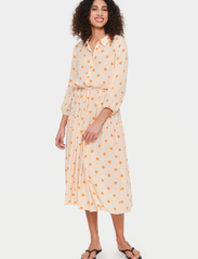 Saint Tropez - UedaSZ Maxi Dress - skjortekjoler - orange peel big dots - 3