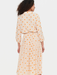 Saint Tropez - UedaSZ Maxi Dress - skjortekjoler - orange peel big dots - 4