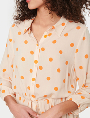 Saint Tropez - UedaSZ Maxi Dress - skjortekjoler - orange peel big dots - 5