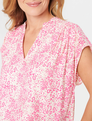 Saint Tropez - DaciaSZ SS Blouse - blouses zonder mouwen - fandango pink leo - 5