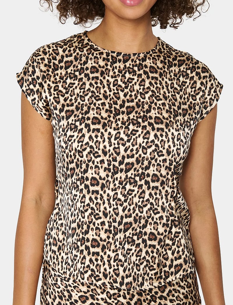 Saint Tropez - ZoviSZ SS Blouse - kortærmede bluser - black reg leo - 4