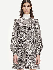Samsøe Samsøe - Odette dress aop 10783 - marškinių tipo suknelės - choco zebra - 5