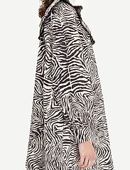 Samsøe Samsøe - Odette dress aop 10783 - skjortekjoler - choco zebra - 6
