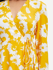 Samsøe Samsøe - Janine dress aop 10867 - wrap dresses - radiant sunflower - 4