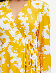 Samsøe Samsøe - Janine dress aop 10867 - kietaisumekot - radiant sunflower - 4