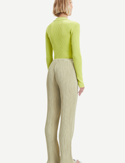 Samsøe Samsøe - Fridah trousers 14643 - sirge säärega püksid - sage green - 3