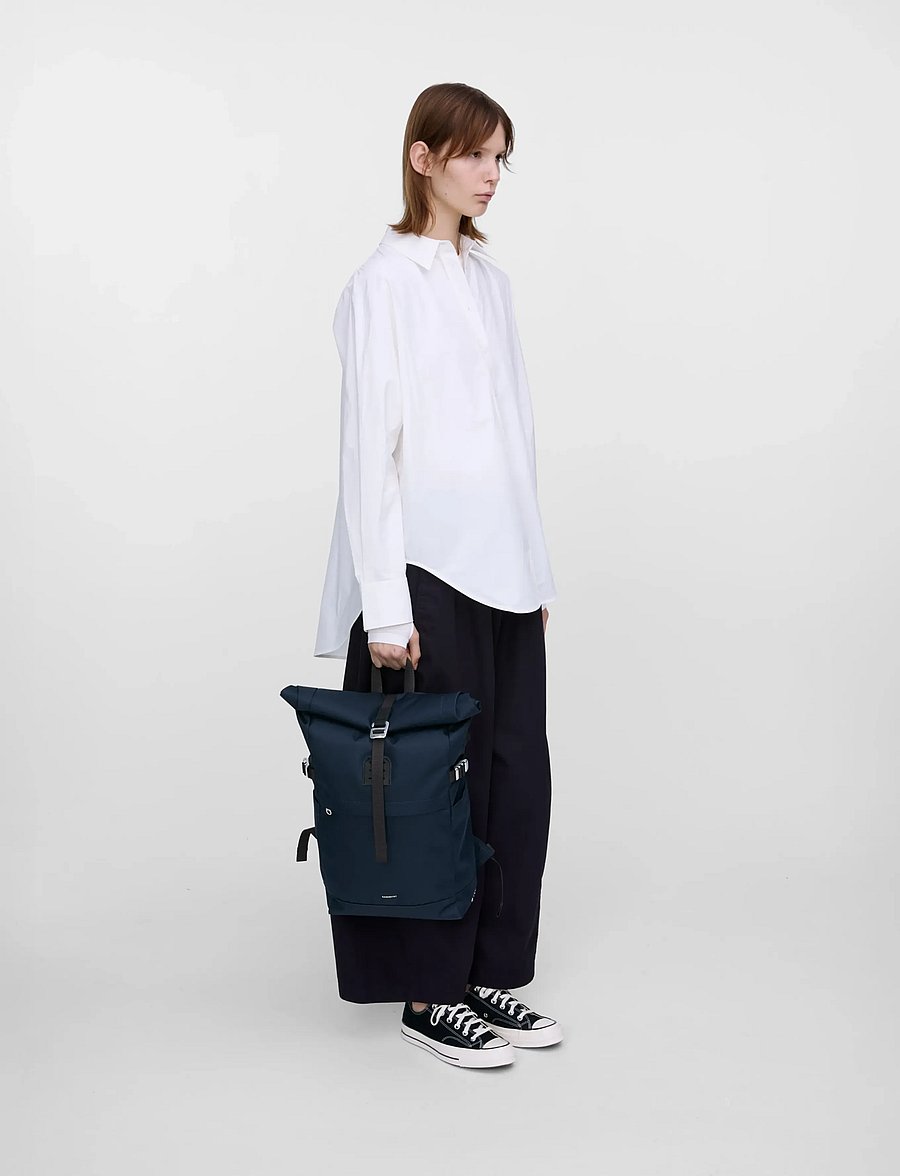 SANDQVIST - ICON Rolltop Backpack M - rolltop-ryggsäckar - navy with black leather - 0
