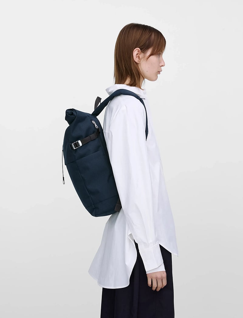 SANDQVIST - ICON Rolltop Backpack M - alltags-style - navy with black leather - 5