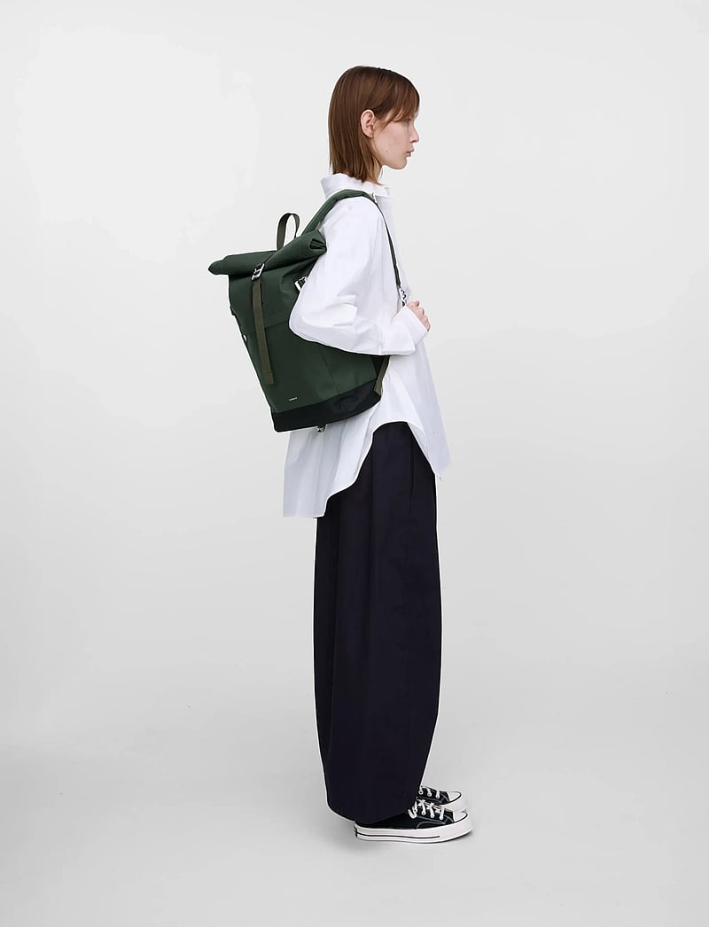 SANDQVIST - ICON Rolltop Backpack M - hverdags stil - dawn green with dark brown leather - 4