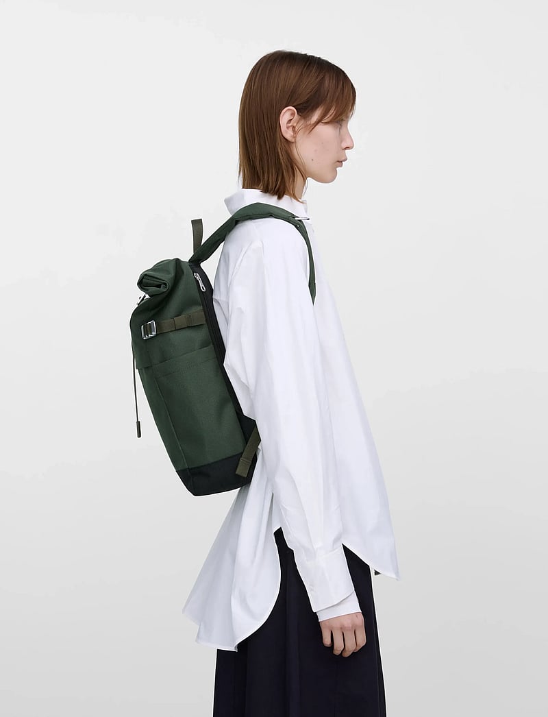 SANDQVIST - ICON Rolltop Backpack M - hverdags stil - dawn green with dark brown leather - 5