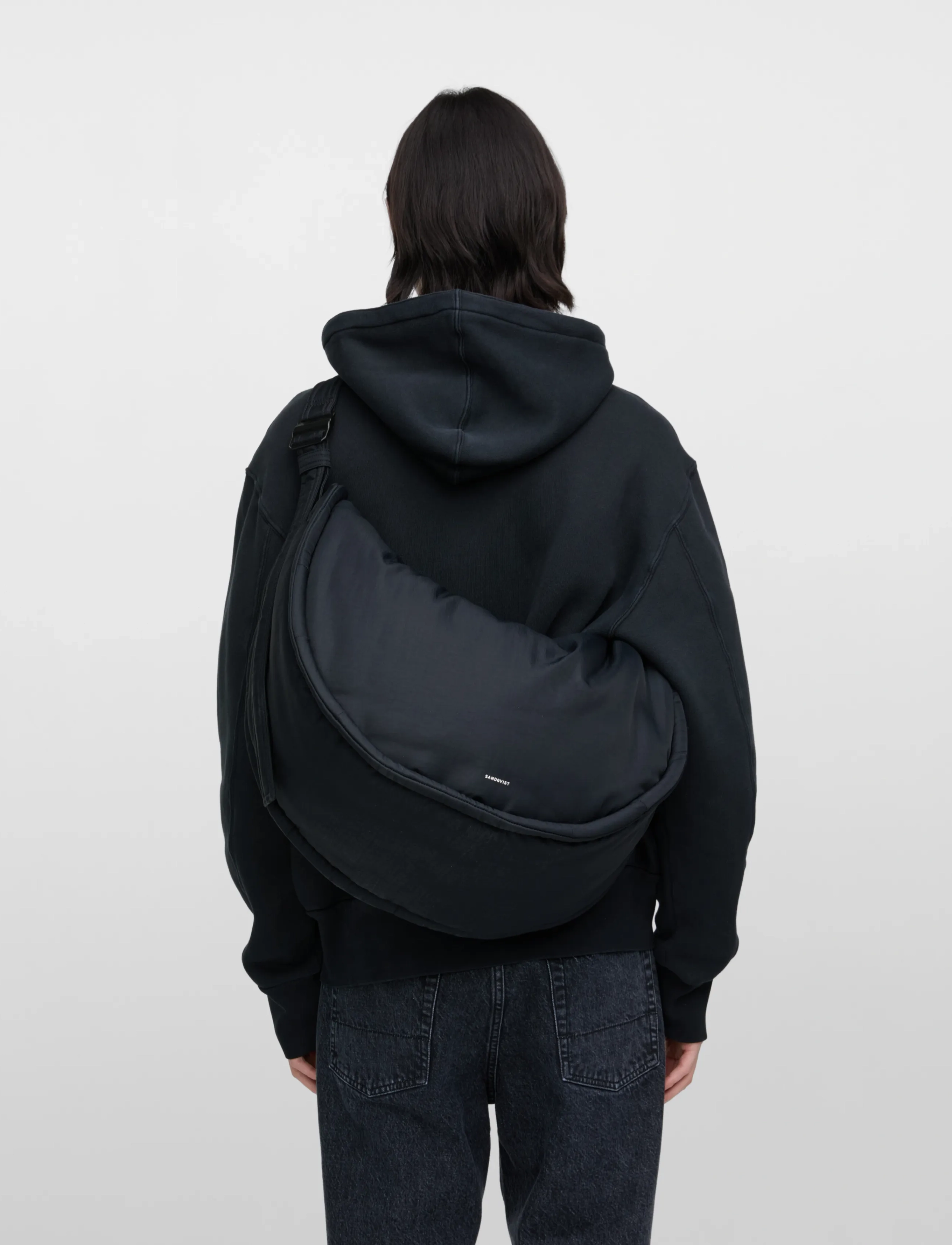 SANDQVIST - CURVE Crossbody Round L - særlige begivenheder - black - 5