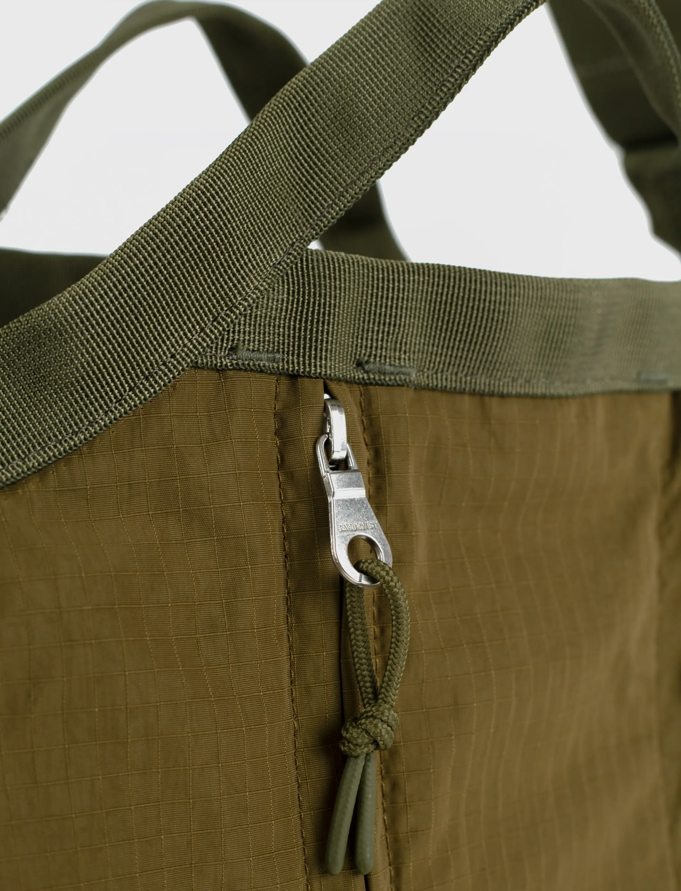 SANDQVIST - GRID Expandable Crossbody Bag - somas portatīvajiem datoriem - olive - 3