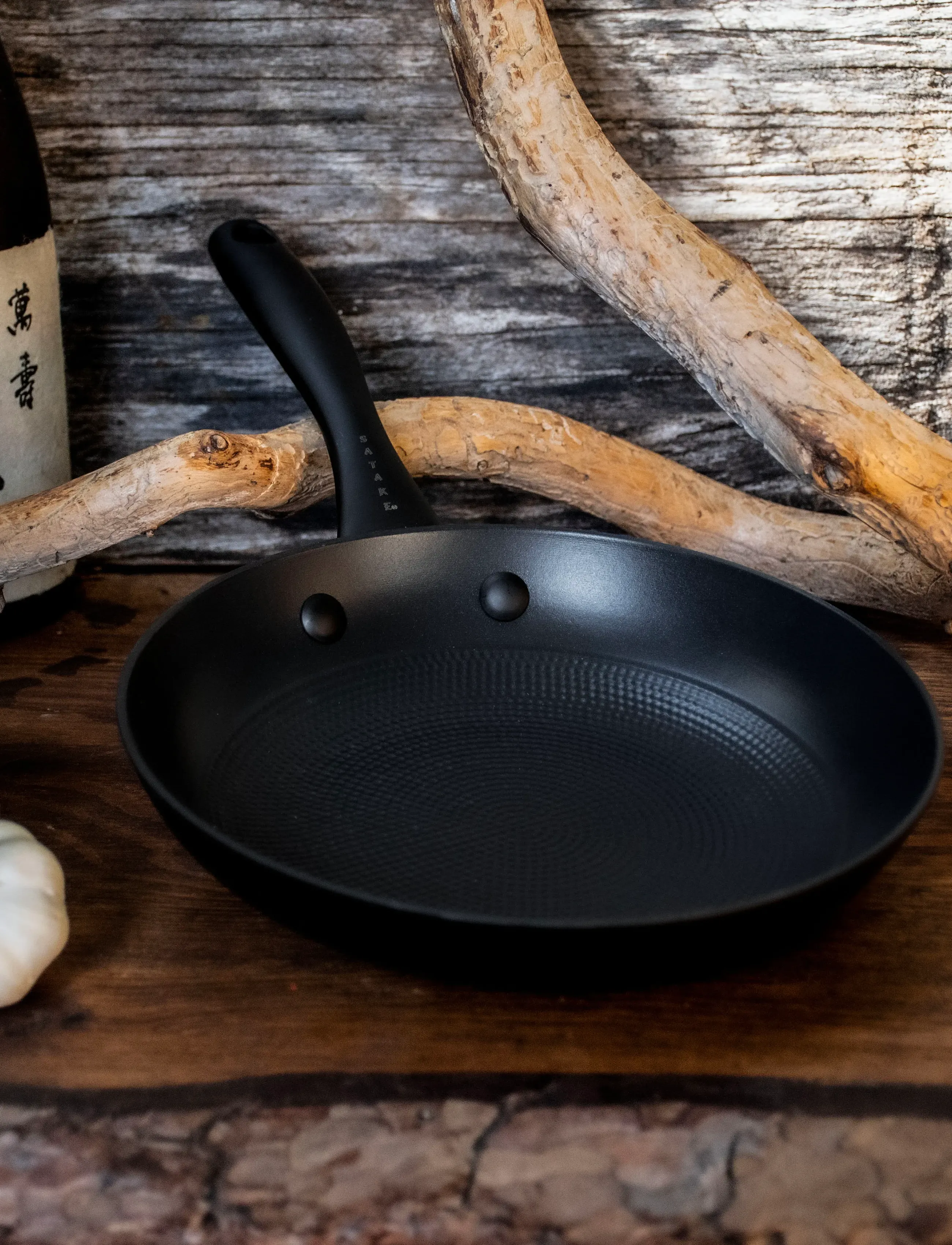 Satake - 20 cm frying pan in lightweight cast iron Honeycomb ceramic coating - stegepander - black - 4