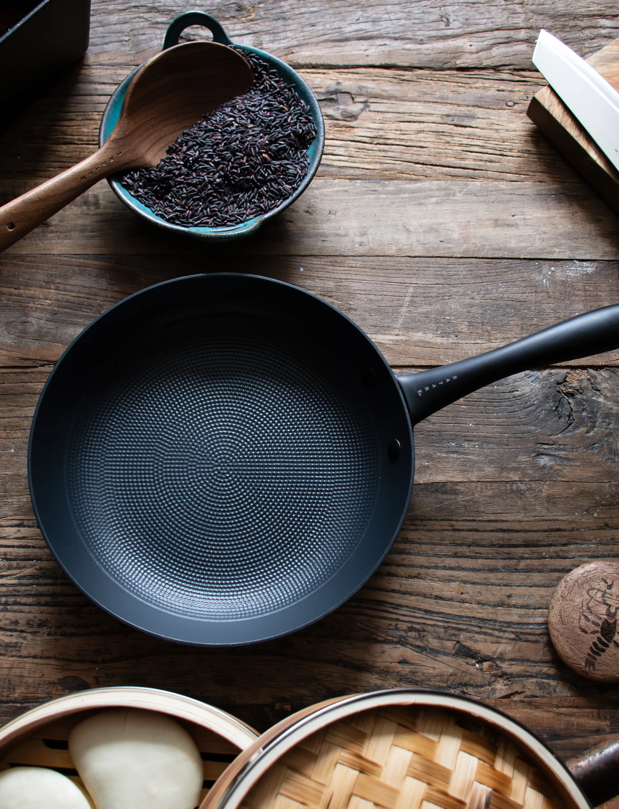 Satake 24 Cm Frying Pan In Lightweight Cast Iron Honeycomb Ceramic Coating, cm, Pots & Pans, Schwarz - Homeware