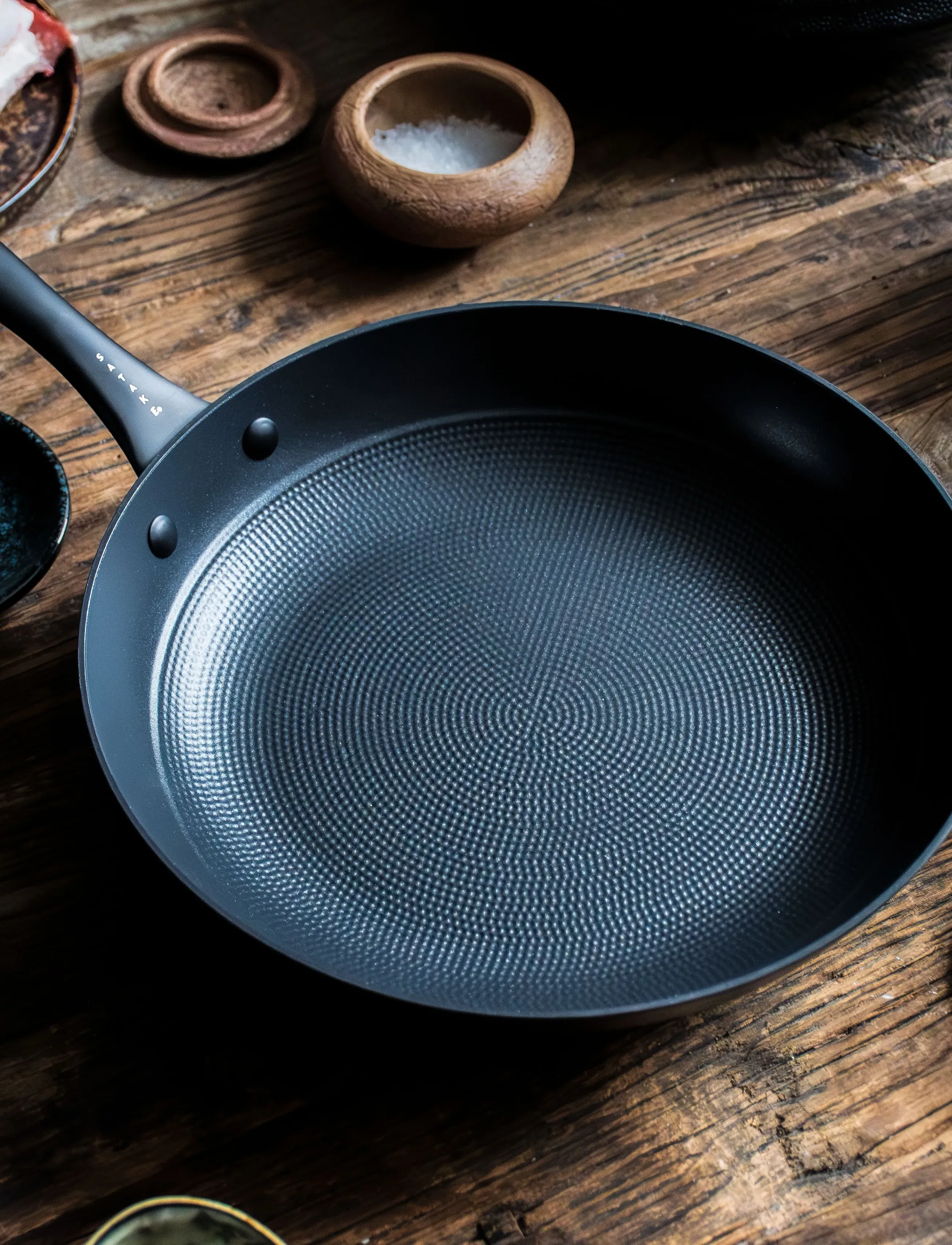 Satake 28 Cm Frying Pan In Lightweight Cast Iron Honeycomb Ceramic Coating, cm, Pots & Pans, Schwarz - Homeware