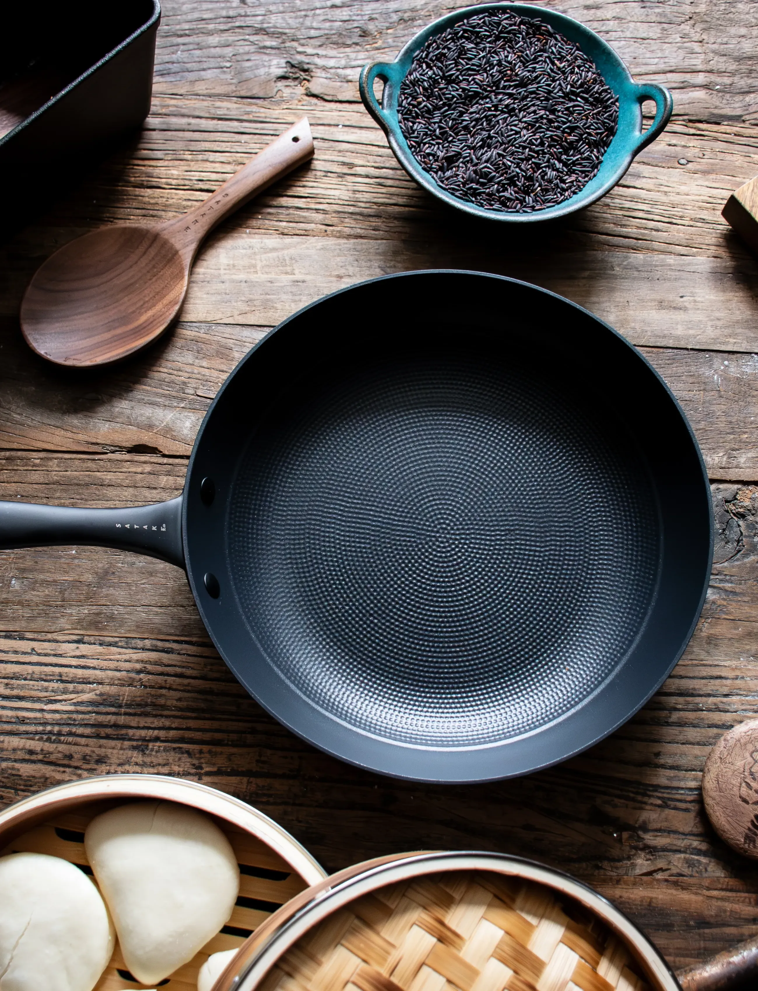 Satake - 28 cm frying pan in lightweight cast iron Honeycomb ceramic coating - stegepander - black - 3