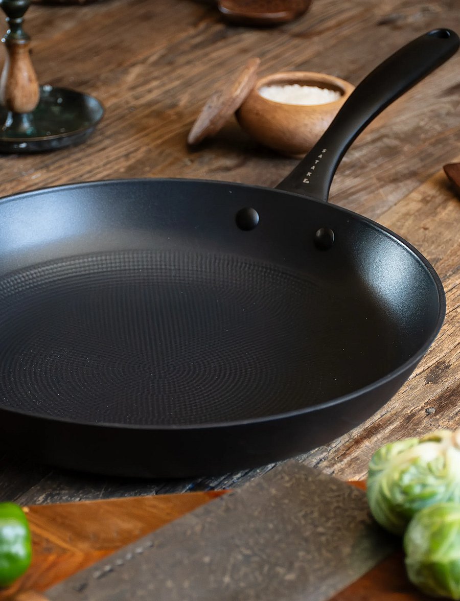 Satake - 30 cm frying pan in lightweight cast iron Honeycomb ceramic coating - bratpfannen - black - 0