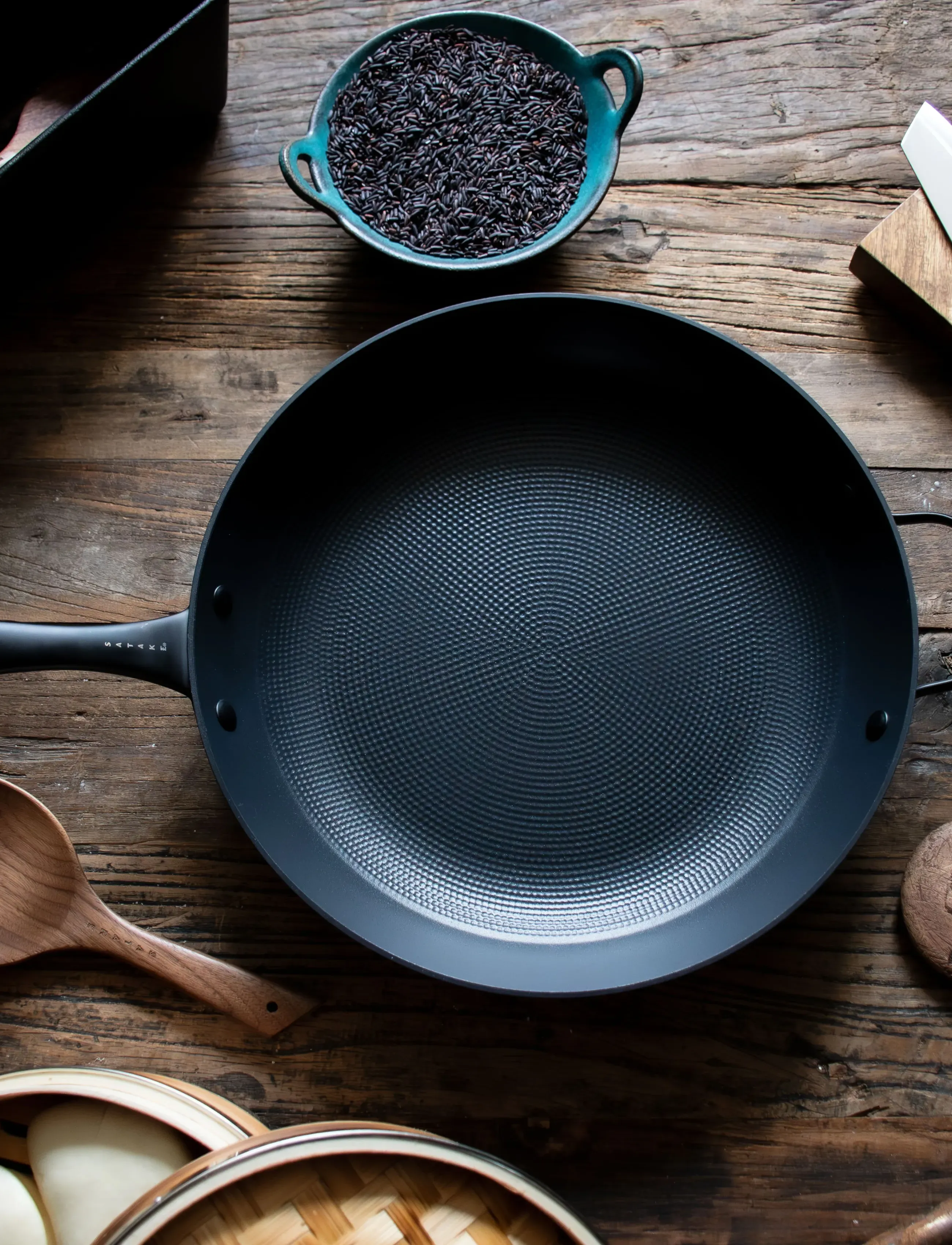 Satake - 32 cm frying pan in lightweight cast iron Honeycomb ceramic coating - stegepander - black - 3