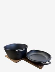 Satake - Satake Outdoor Cast Iron pot with lid - Įrankiai keptuvams - black - 1