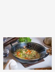 Satake - Satake Nabe  cast iron wok - wokpander - black - 6
