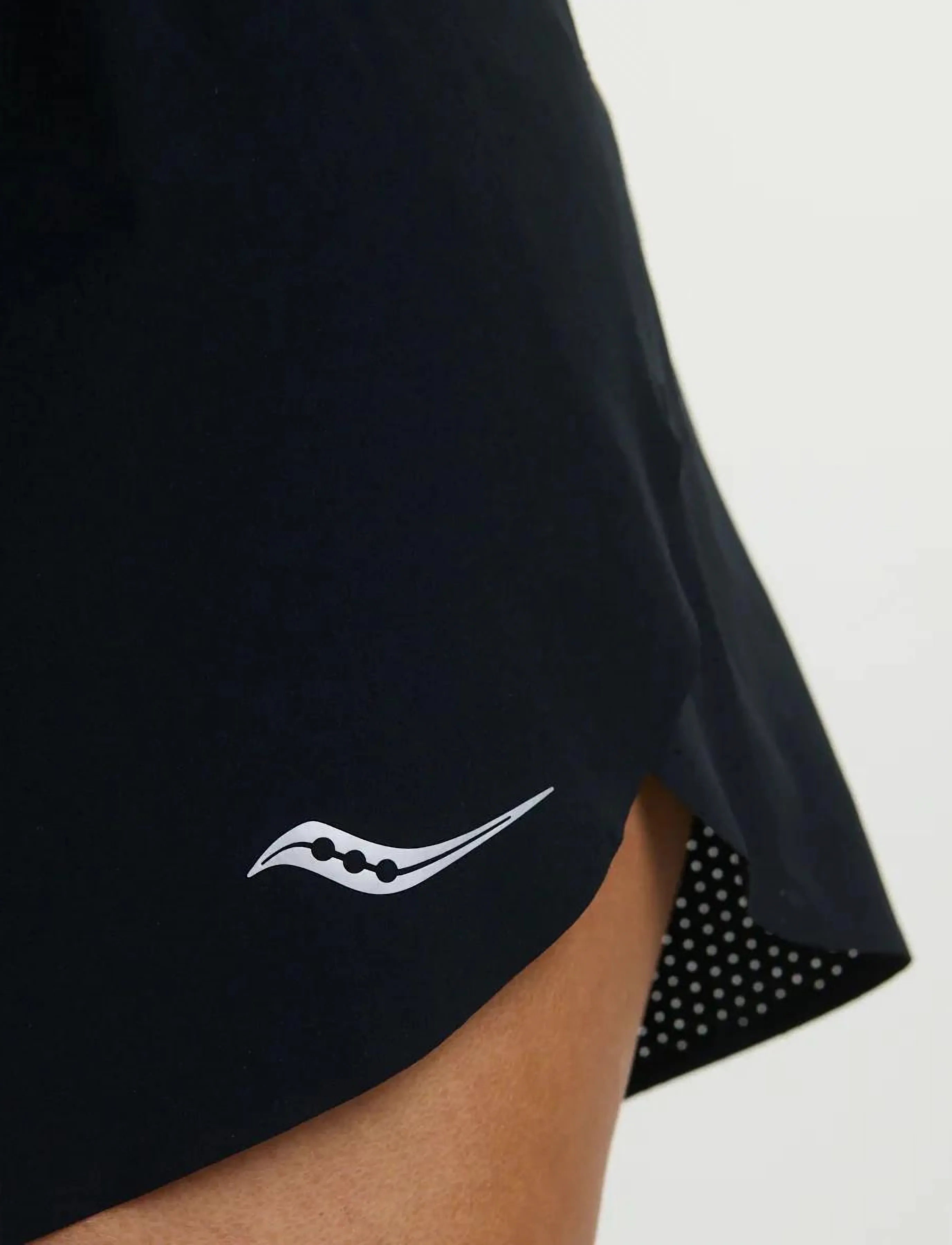 Saucony - Endorphin Split Short Women - løbeshorts - bksw - black shadow - 4