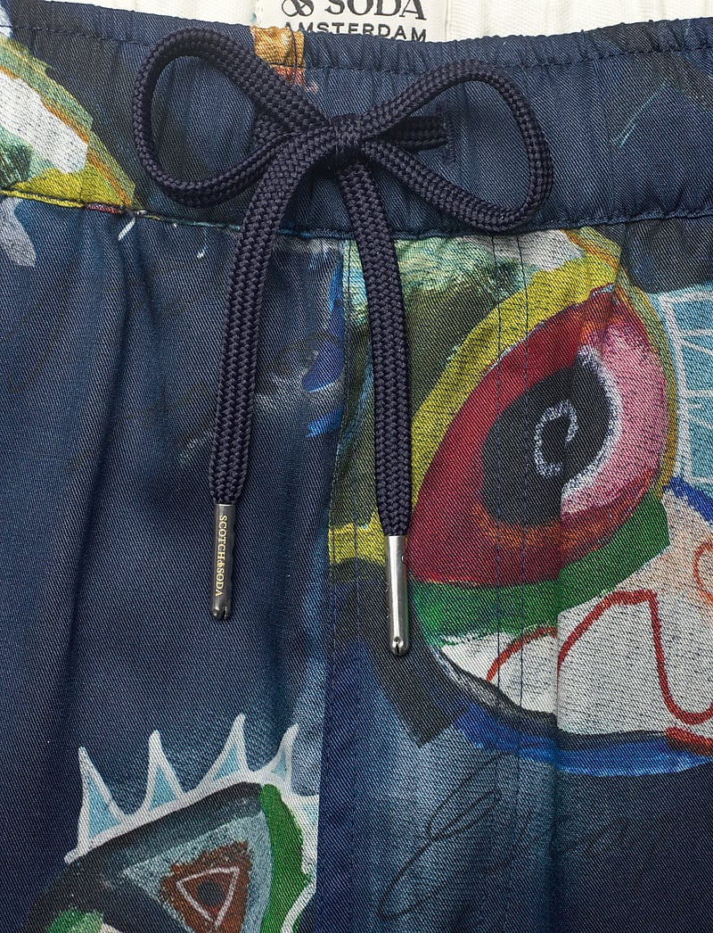 Scotch & Soda - Fave - relaxed fit printed tencel bermuda short - casual shorts - abstract island night aop - 3