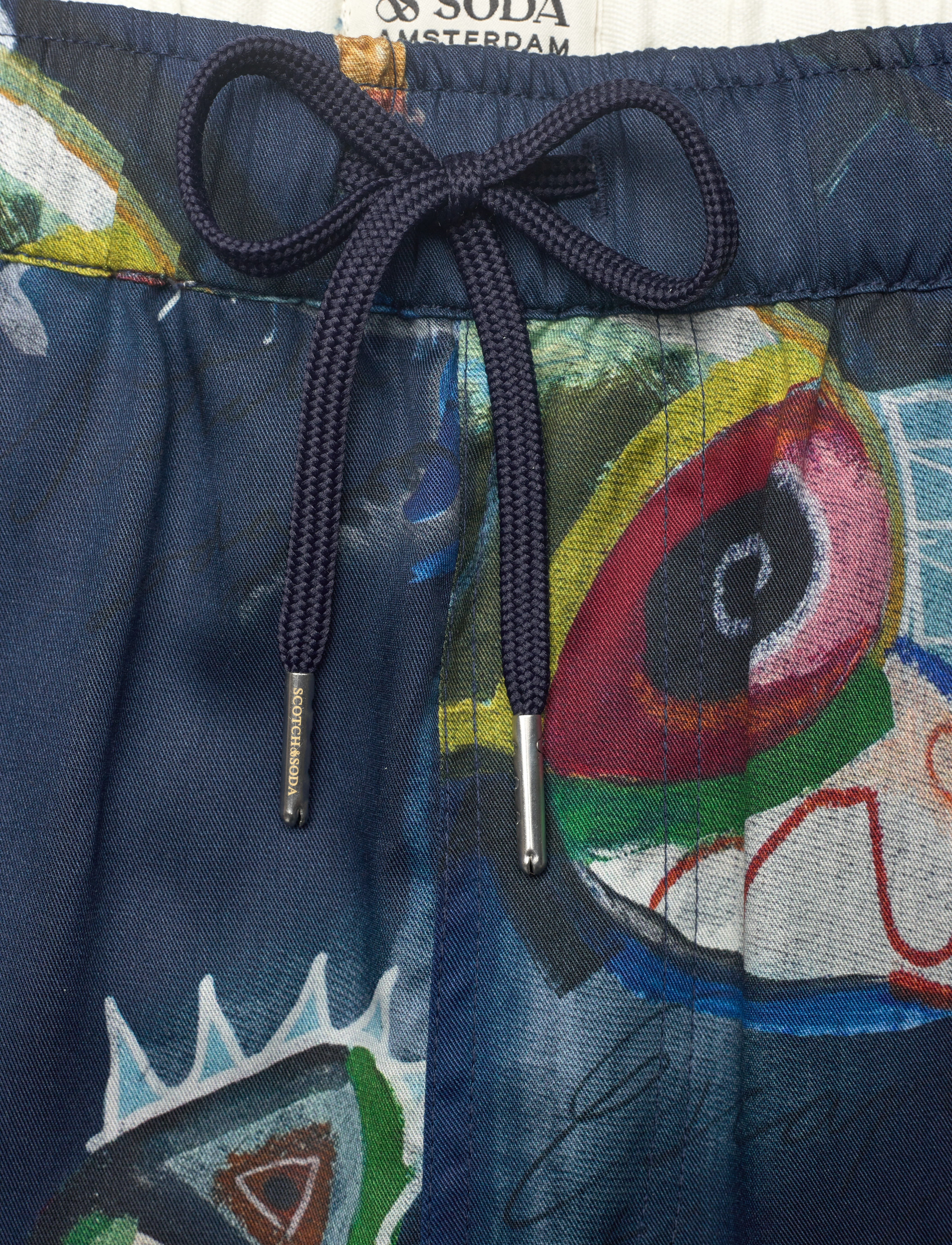 Scotch & Soda - Fave - relaxed fit printed tencel bermuda short - rennot shortsit - abstract island night aop - 3