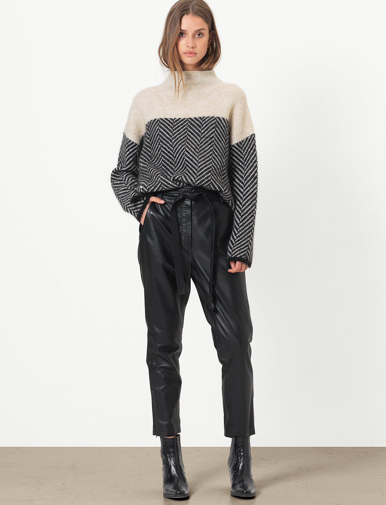 Second Female - Herrin Knit T-Neck - black - 4