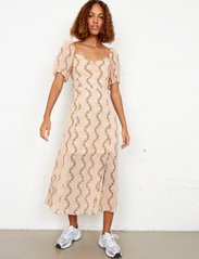 Second Female - Magne Dress - odzież imprezowa w cenach outletowych - winter wheat - 2