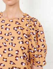 Second Female - Kalma Blouse - short-sleeved blouses - pastry shell - 3