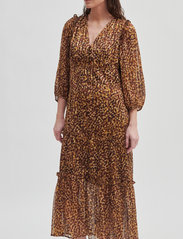 Second Female - Nutmeg Dress - sukienki do kolan i midi - deep mahogany - 2
