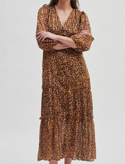 Second Female - Nutmeg Dress - sukienki do kolan i midi - deep mahogany - 3