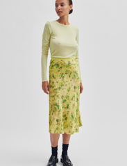 Second Female - Crocus Skirt - spódnice satynowe - reseda - 2
