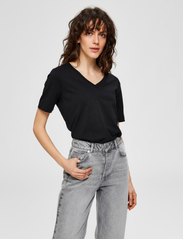 Selected Femme - SLFSTANDARDS V-NECK TEE - t-shirts - black - 2