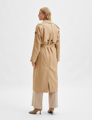 Selected Femme - SLFNEWREN LS TRENCH COAT - trench coats - cornstalk - 6